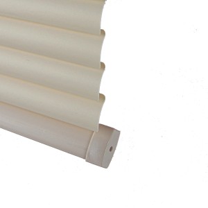 Dettaglio di una veneziana t.b.t. beige, lamelle visibili.