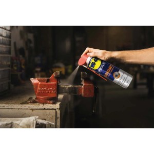 WD-40 Specialist Sgrassante spruzzato su un banco da lavoro rosso. Lubrificanti per officina e industria.