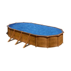 Piscina ovale Gre Pool Pacific effetto legno, 610x375x120 cm, riempita con acqua blu.