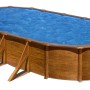 Piscina ovale Gre Pool Pacific effetto legno, 610x375x120 cm, riempita con acqua blu.