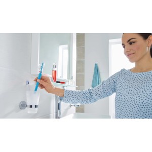Set portaspazzolino Tesa Smooz cromato con bicchiere in vetro e spazzolino in bagno.