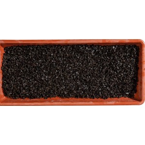 Ciottoli e Granulati t.b.t. neri in un vassoio marrone.
