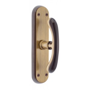 Dettaglio della maniglia per porta t.b.t. in ottone.