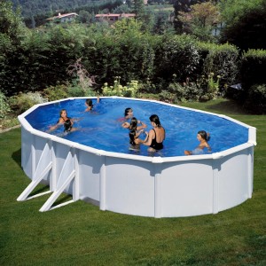 Piscina ovale Gre Fidji con pareti in acciaio bianco (500x300x120 cm) con scaletta e persone in acqua.