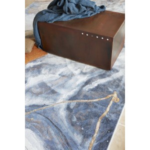 Tappeto moderno con motivo astratto nei toni del blu e dell'oro.