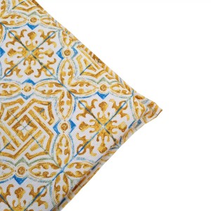 Cuscino decorativo t.b.t. con motivo a piastrelle blu e giallo.