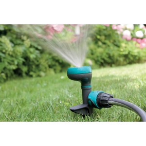 Irrigatore di superficie t.b.t. che irriga il prato.