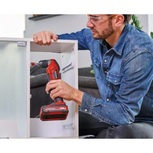 Trapano angolare a batteria Einhell TE-AD 18 Li in uso su un mobile bianco.