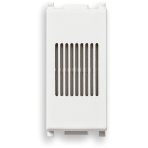 Placca bianca t.b.t. per interruttori e prese con fessure di ventilazione.