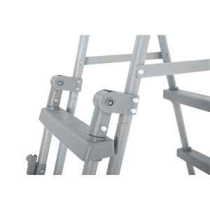 Dettaglio di una scaletta per piscina grigia, accessorio per piscina.