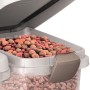 Primo piano: Contenitore per alimenti per cani t.b.t. aperto con cibo.