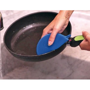 Spugna blu in silicone per piatti che pulisce una padella. Ideale per la cucina.