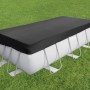 Copertura piscina: La copertura nera protegge la piscina rettangolare dallo sporco.
