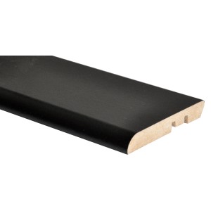 Battiscopa nero con bordo arrotondato.