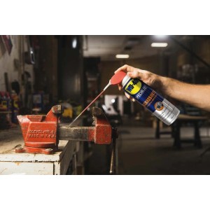 WD-40 Specialist Sgrassante spruzzato su una morsa. Categoria: Lubrificanti.
