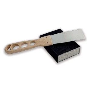 Spatola con manico in legno e blocco abrasivo per lavori murali.