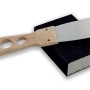 Spatola con manico in legno e blocco abrasivo per lavori murali.