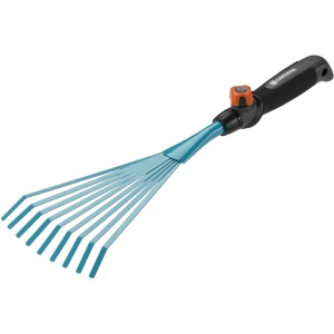 Rastrello piccolo Gardena combisystem per raccogliere foglie e erba tagliata nelle aiuole.