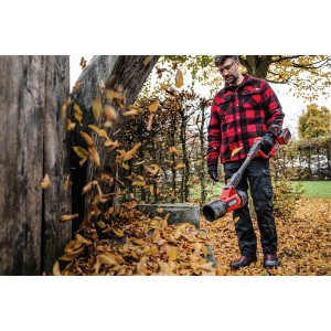 Uomo che usa il soffiatore a batteria Einhell GP-LB 36/270 Li E BL-Solo in giardino per rimuovere le foglie.