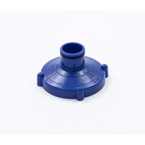 Primo piano di un adattatore blu per accessori piscina.