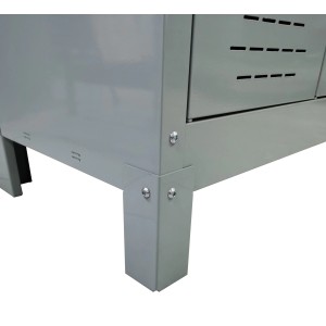 Dettaglio: Parte inferiore di un armadio/spogliatoio in metallo grigio con gambe.