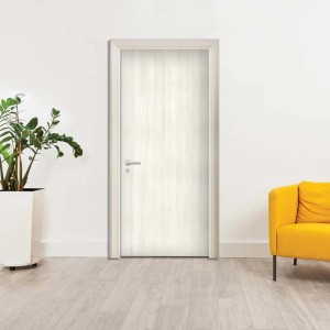 Porta interna chiara con maniglia argentata su parete bianca. Fotomurali.