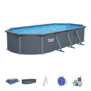 Piscina ovale con pareti in acciaio e set di accessori per il giardino.