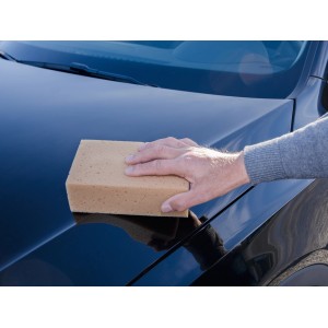 Spugna per autolavaggio CMI quadrata che pulisce un'auto nera.