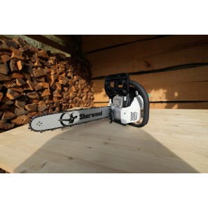 Motosega Sherwood su tavolo di legno, catasta di legna sullo sfondo.