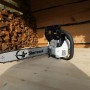 Motosega Sherwood su tavolo di legno, catasta di legna sullo sfondo.