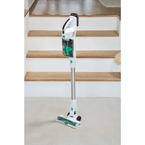 Aspirapolvere a batteria, bianco/argento, davanti alle scale. Ideale per pulire pavimenti duri e tappeti.