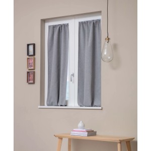 Tenda in tessuto t.b.t. grigia su finestra con cornice bianca. Design decorativo per finestre.