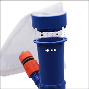 Aspiratore per piscina blu con sacco filtro bianco e connettore arancione.
