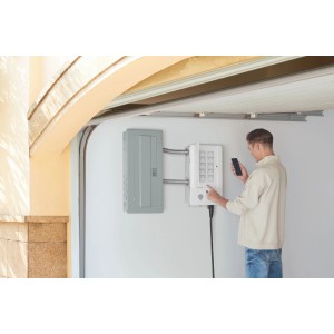 Installazione di un modulo solare t.b.t. con persona e smartphone in garage.