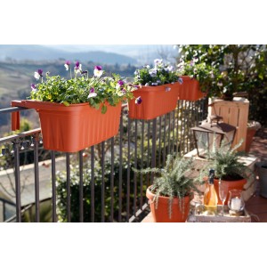 Fioriera da balcone 't.b.t.' arancione con fiori colorati.