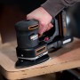Levigatrice multifunzione a batteria Worx 20 V WX820.9 Solo mentre leviga una superficie in legno.