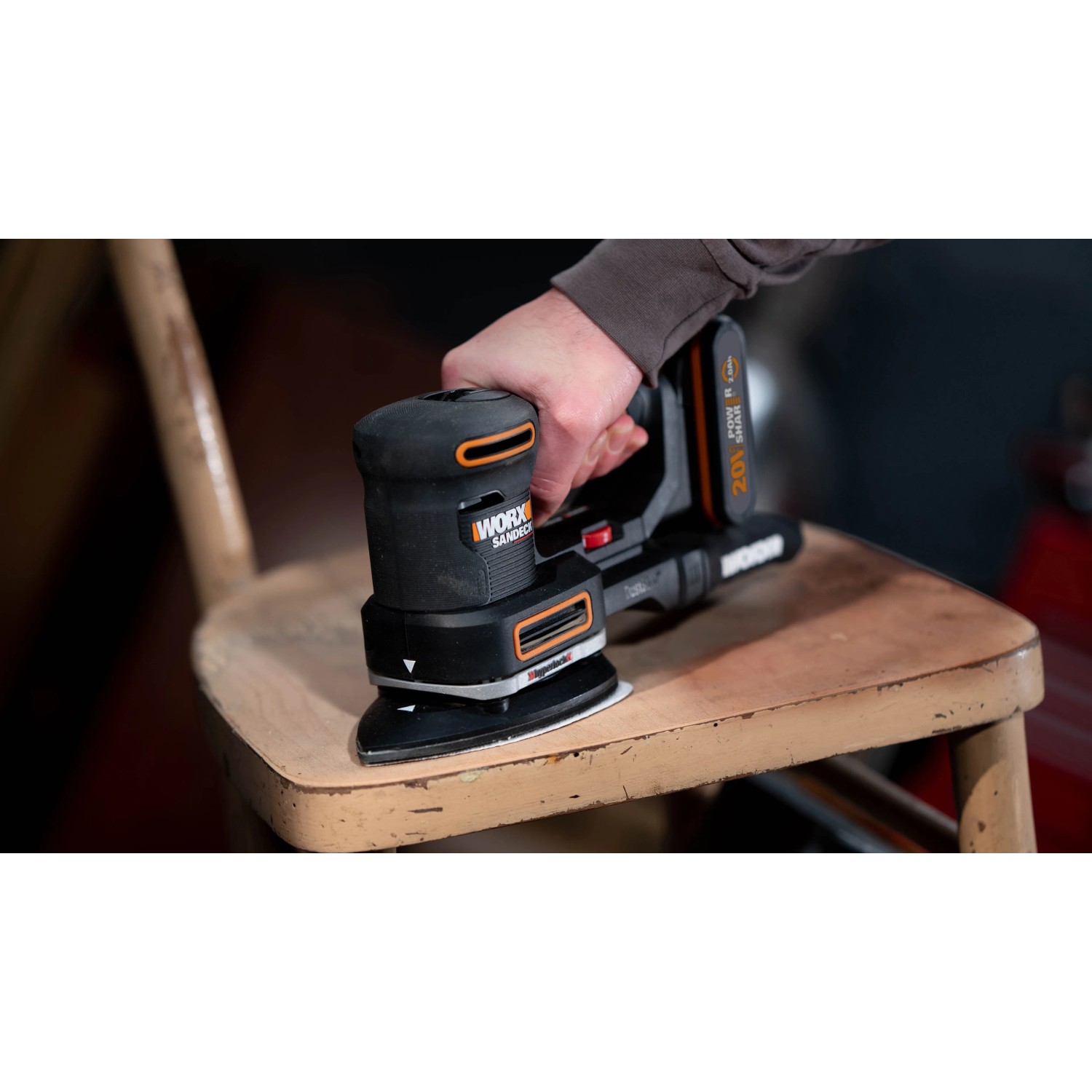 Levigatrice multifunzione a batteria Worx 20 V WX820.9 Solo mentre leviga una superficie in legno.