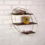 Mensola a muro con tre ripiani, cornice dorata e decorazioni.