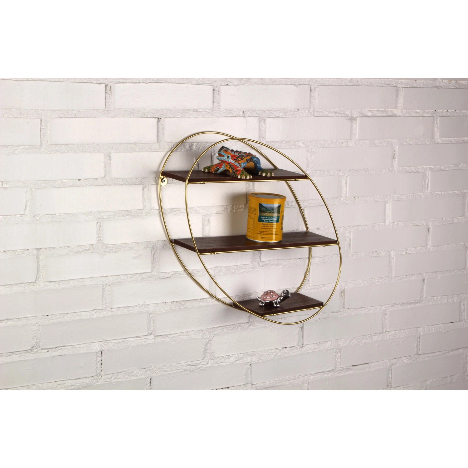 Mensola a muro con tre ripiani, cornice dorata e decorazioni.