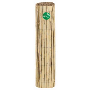 Stuoia di canna chiara arrotolata come frangivista per giardino e balcone.