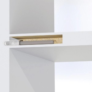 Dettaglio di una mensola bianca t.b.t. con fissaggio per ripiani.