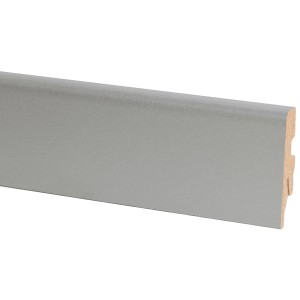 Battiscopa in rovere grigio antico, altezza 60 mm, con canalina per cavi per un design pulito della parete.