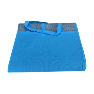 Telo da spiaggia blu piegato con maniglie per campeggio e tempo libero.