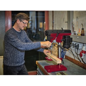 Trapano a colonna Einhell TC-BD 500 che fora il legno. Trapano da banco con arresto di profondità.