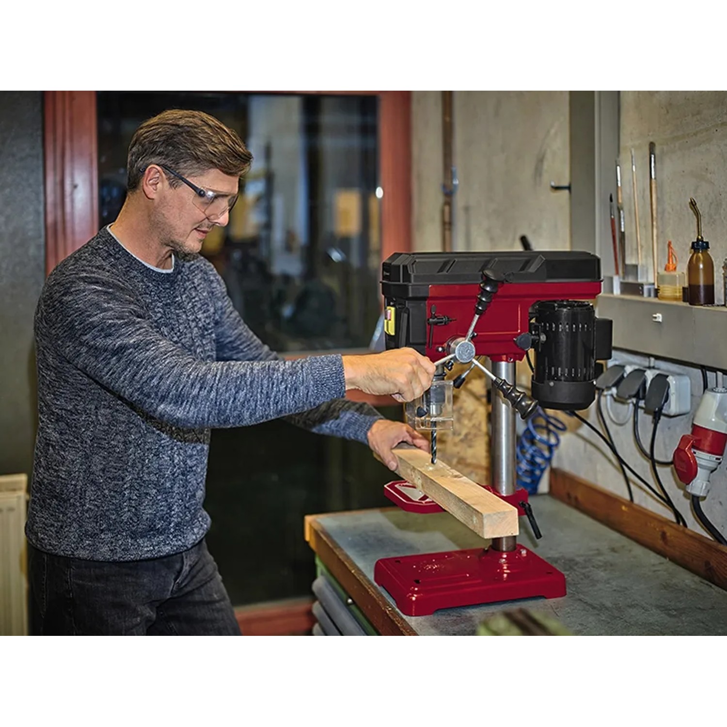 Trapano a colonna Einhell TC-BD 500 che fora il legno. Trapano da banco con arresto di profondità.