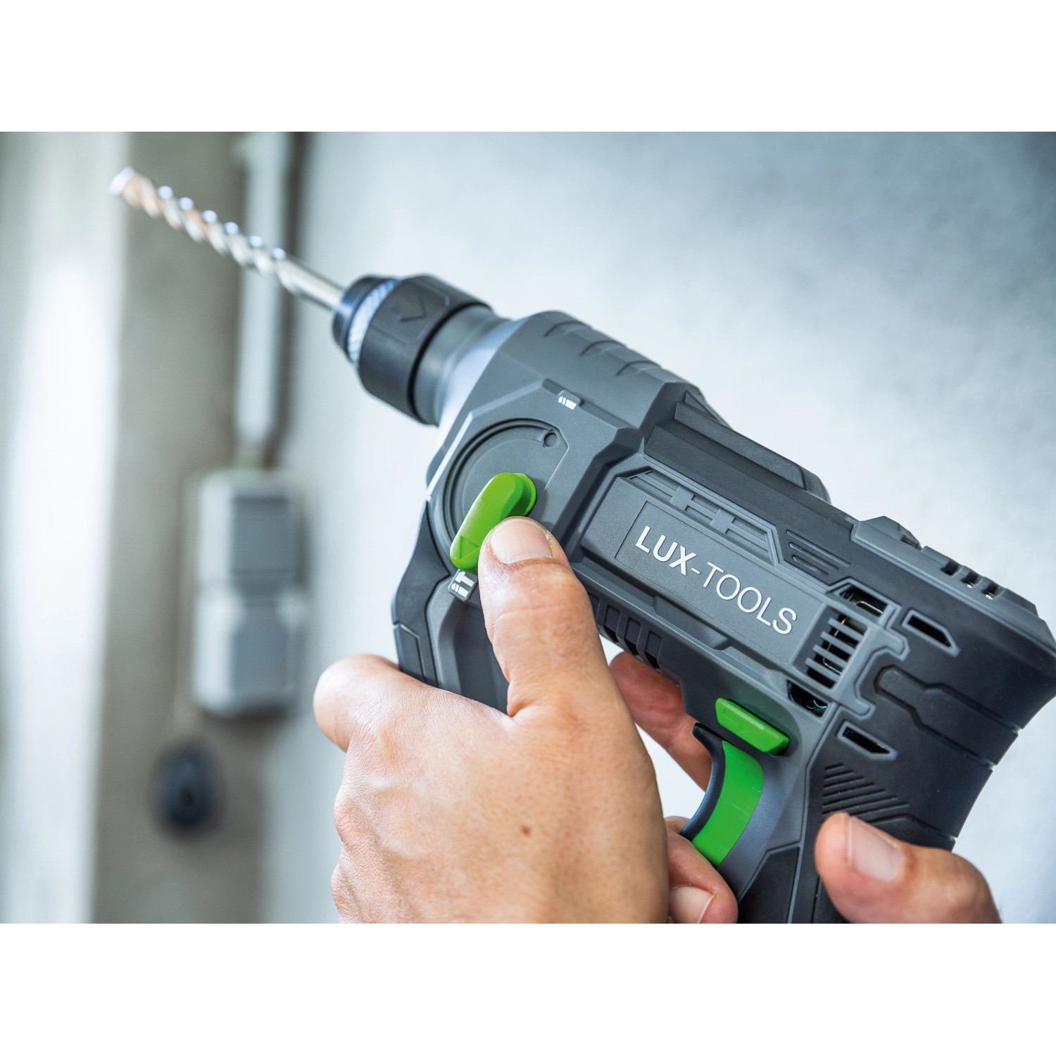 Martello perforatore a batteria LUX 1 PowerSystem A-BH-20 in azione, foratura a parete.