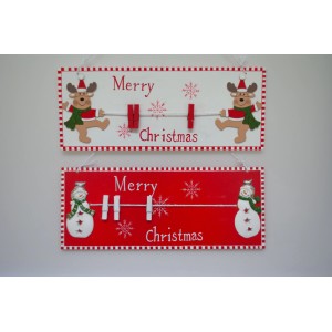 Ghirlanda natalizia con renne e pupazzi di neve, accenti rossi e mollette.