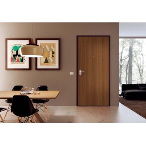 Porta blindata t.b.t. color legno in un moderno spazio abitativo. Porta robusta per una maggiore protezione.