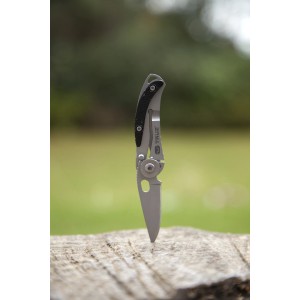 Coltello t.b.t. su legno. Coltello pieghevole compatto per uso quotidiano e outdoor.
