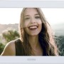 Display bianco t.b.t. per sistema citofonico, mostra donna sorridente.
